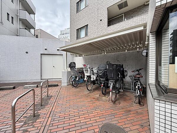 【駐輪場】屋根付きの駐輪場は雨の日などにとても重宝します。