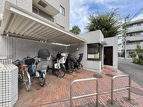 【駐輪場】雨の日も快適な屋根付き駐輪場を完備。住まう人の動線に配慮した設計。