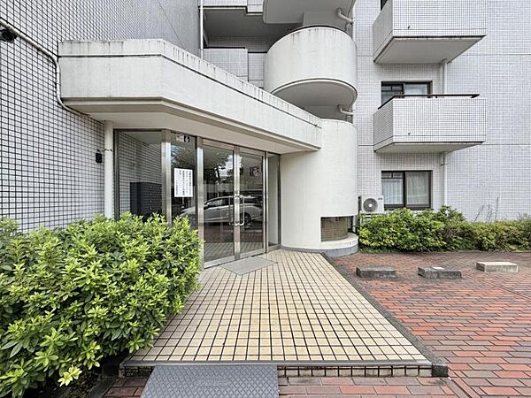 【エントランス】明るく清潔に管理されています。
