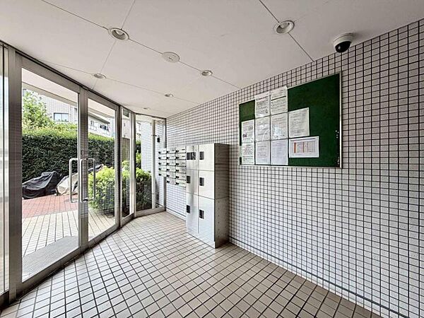 【エントランス】しっかりと管理が行き届いており、いつも共用部は綺麗に保たれています。