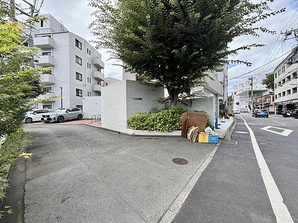 【エントランス】視界が広がり、確かな開放感があります。