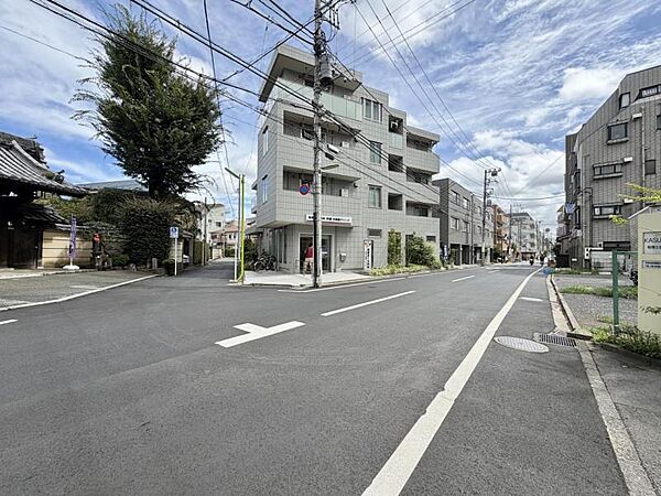 【周辺環境】大きな前面道路がもたらす、開放感のある住環境。