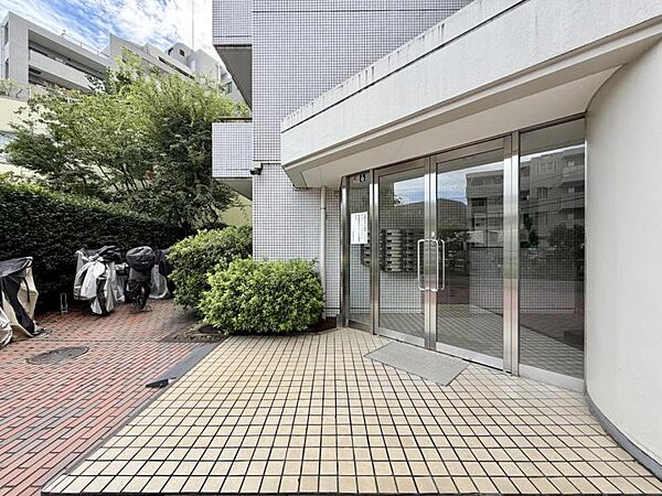 【エントランス】住む人や訪れる人を室内へと優しくエスコートします。