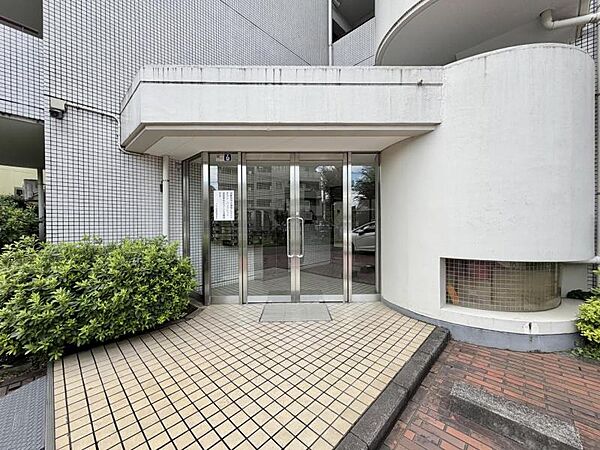 【エントランス】ゆとりあるフラットアプローチ。日々の歩みも優雅に迎えるエントランス。