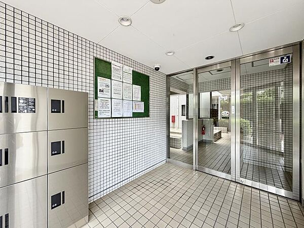 【エントランス】清潔感のある明るいエントランスが、毎日の帰宅を心地よく迎えてくれます。