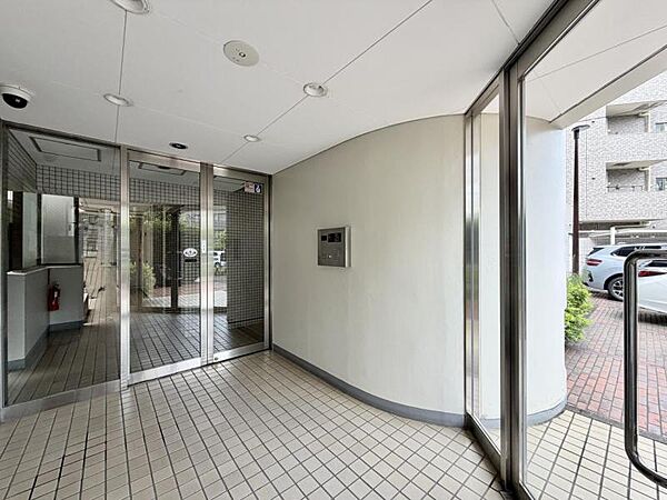 【エントランス】落ち着いた色調で清潔感があります。
