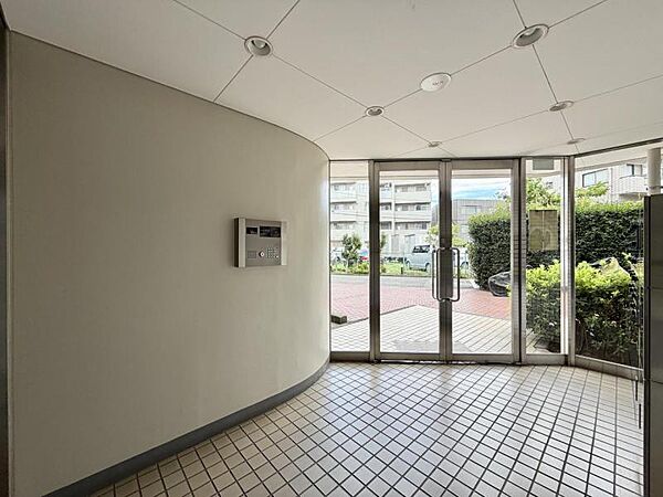 【エントランス】光注ぐロビーはこのマンションの魅力のひとつです。