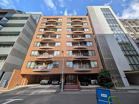 【外観】赤レンガ調の外観が印象的なマンション。時を重ねても色褪せない、レトロで落ち着きのある佇まいが魅力です。