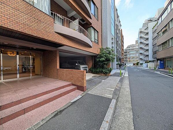 【エントランス】幅員にゆとりある前面道路。視界が広がり、確かな開放感があります。