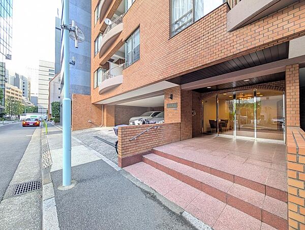 【エントランス】ゆとりあるフラットアプローチ。日々の歩みも優雅に迎えるエントランス。
