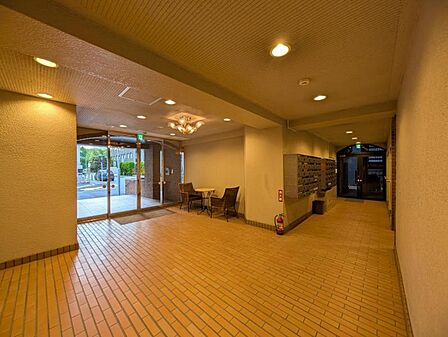 【エントランス】落ち着いた雰囲気が広がる空間です。