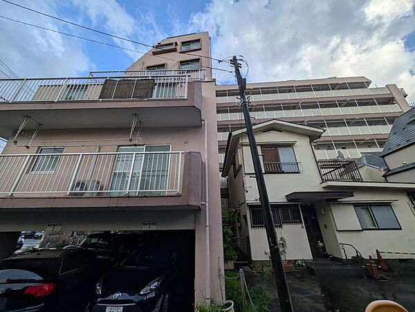 【外観】閑静な住宅街に佇む、品のあるマンション。街の空気に溶け込む、穏やかな佇まいです。