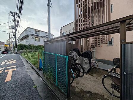 【駐輪場】屋根付きの駐輪場は雨の日などにとても重宝します。
