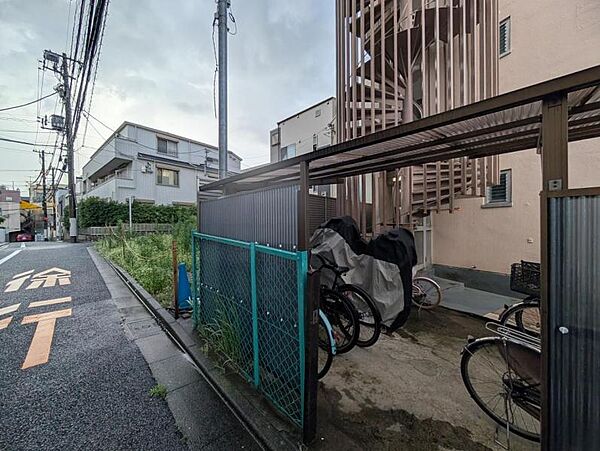 【駐輪場】屋根付きの駐輪場は雨の日などにとても重宝します。