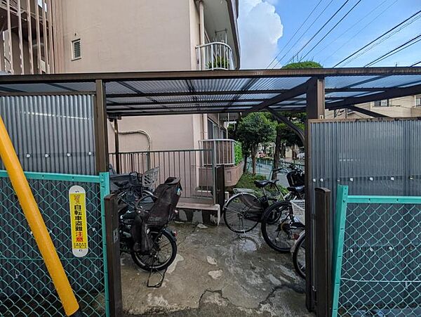 【駐輪場】雨の日も快適な屋根付き駐輪場を完備。住まう人の動線に配慮した設計。