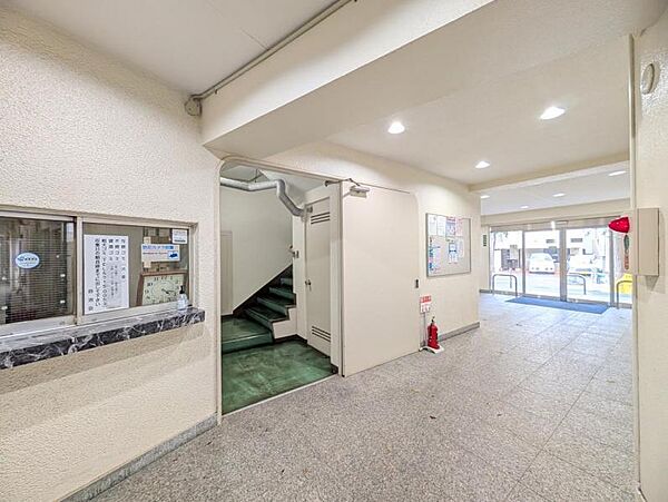 【エントランス】共用部の階段です。明るく清潔に管理されています。