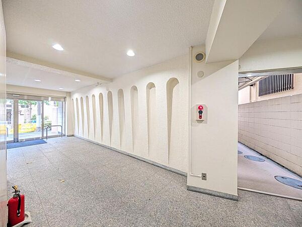 【エントランス】落ち着いた外観にマッチしたエントランス。