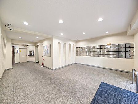 【エントランス】外の喧騒を忘れさせる、落ち着いた空間。