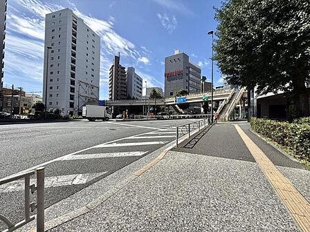 【周辺環境】開放的で見渡しの良い歩道。