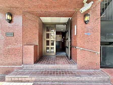 【エントランス】温かな風情のエントランスは、訪れる方々を優しく包み込み、心地よい空間を演出します。
