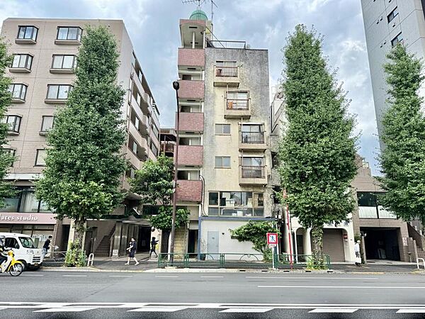 清潔感のあるシンプルな外観が魅力的な物件です。