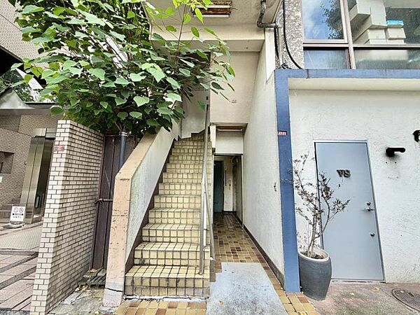 落ち着いた色合いで、周囲の街並みに馴染む外観です。