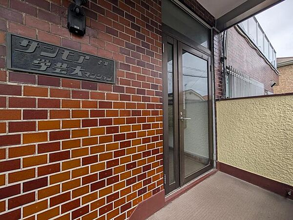 落ち着いた色合いで、周囲の街並みに馴染む外観です。