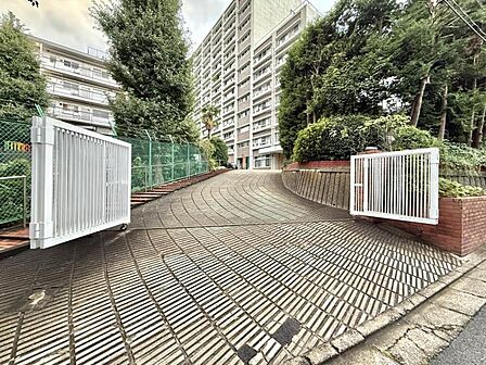 【エントランス】幅員にゆとりある前面道路。視界が広がり、確かな開放感があります。