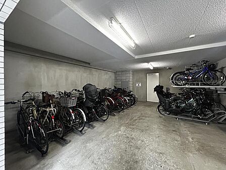 【駐輪場】建物内に整理された駐輪場があり、愛車の保管に便利。