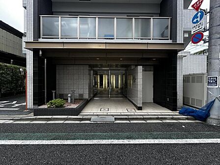 【エントランス】住まいへと続く落ち着いた導入空間。