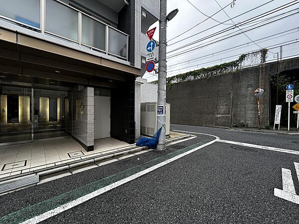 【エントランス】幅員にゆとりある前面道路。視界が広がり、確かな開放感があります。