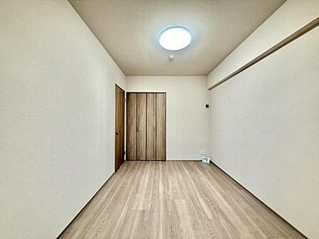 【洋室:6帖】ゆったりとくつろげる洋室空間です。