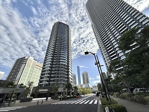 【外観】空高くそびえる姿は、まるで都会に咲く一輪の花のような優雅さ。