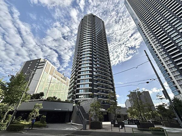 【外観】都心にそびえる洗練のタワー。街の景色を一望できる、圧倒的な開放感があります。