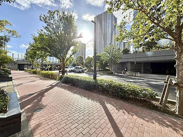 【エントランス】綺麗に整備された歩道。毎日通る道だからこそ嬉しい。