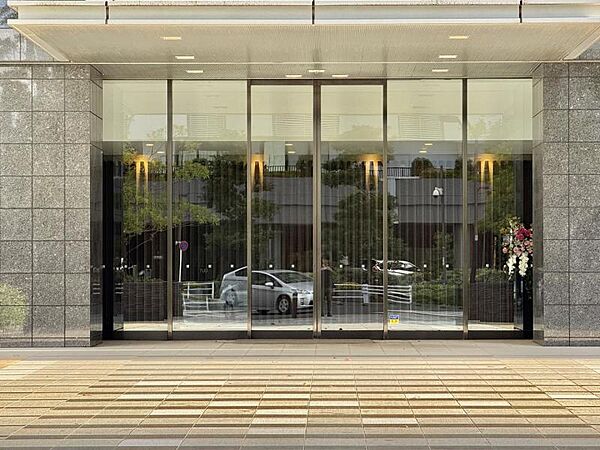 【エントランス】優雅さも感じられる重厚で高級感のあるエントランスです。
