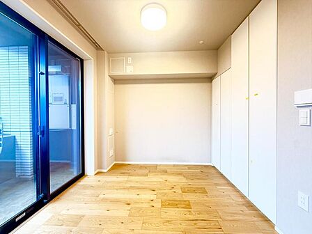 【洋室:4.0帖】バルコニーに面しているため、明るく広々とした解放感のある洋室です。