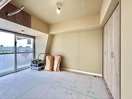 【洋室】改装工事実施中。完成後の仕上がりにご期待ください。