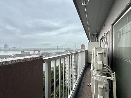 【バルコニー】　陽の光に照らされるバルコニーを、爽やかな涼風が吹き抜けていきます。