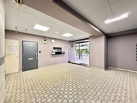 【エントランス】住まいへと続く落ち着いた導入空間。