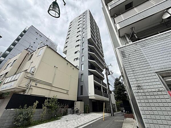 落ち着いた色合いで、周囲の街並みに馴染む外観です。
