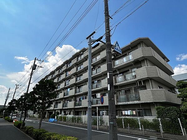 【外観】周囲の街並みと調和する落ち着いた色調。上質な日常を予感させる。