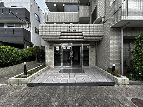 【エントランス】重厚な扉の向こうに広がる、プライベートな寛ぎへと続く道。