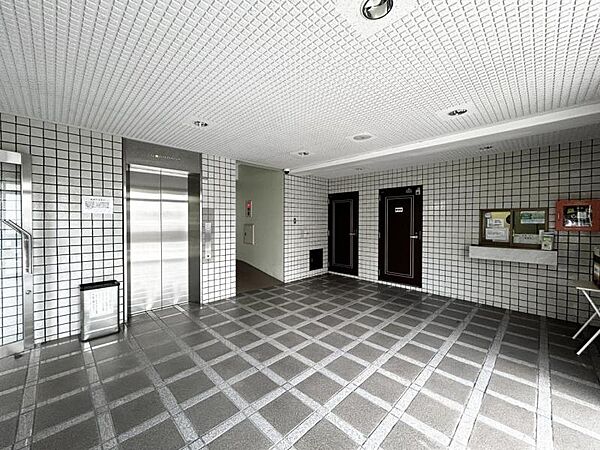 【エントランス】管理の良さが一目でわかる、清掃の行き届いた開放的なエントランス。