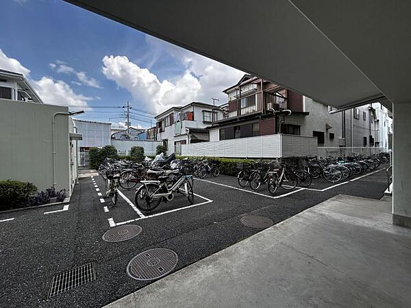 【駐輪場】敷地内に整理された駐輪場があり、愛車の保管に便利。