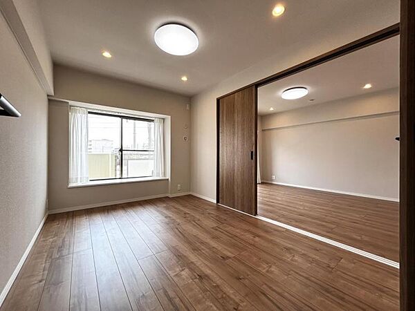 【洋室：6.2帖】リビングと隣り合う洋室。趣味の部屋にもお子様の部屋にも出来る汎用性があります。
