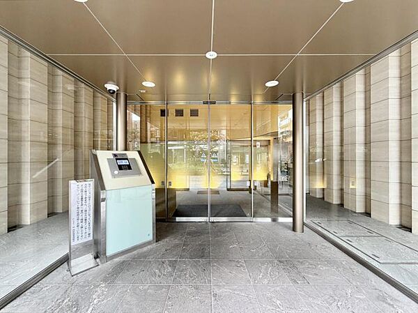 清潔感のある明るいエントランスが、毎日の帰宅を心地よく迎えてくれます。