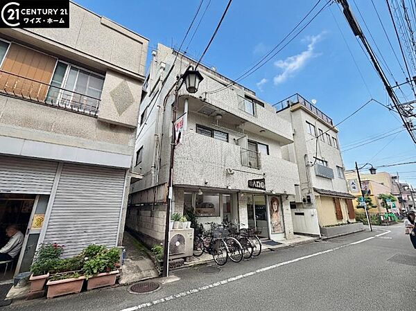 【外観】圧迫感がなく街並みに馴染む落ち着いた佇まい。