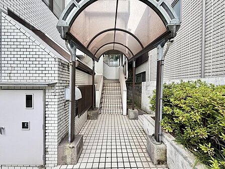 【エントランス】格調高いタイル貼りのアプローチ。歩くたびに愛着が深まる。