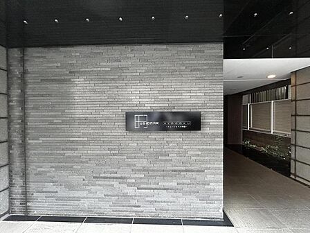 【エントランス】スタイリッシュなマンション名プレートは上質な住空間へ導きます。訪れるたび帰るたびに優しくおもてなし。